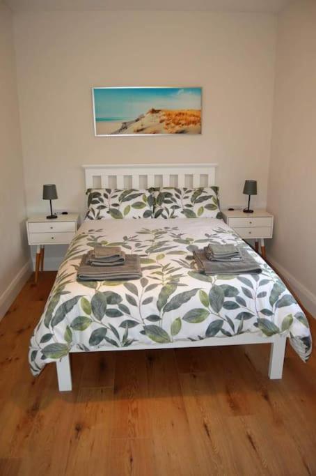 Twin Lake View - Bungalow In Pontoon Foxford Εξωτερικό φωτογραφία